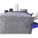 Косметичка из РПЕТ фетра с ручкой Felt, серый с синим — 8 марта с логотипом