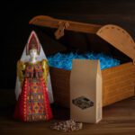 Подарочный набор: кукла фарфоровая, чай Малина с мятой, красный — 8 марта с логотипом