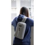 Сумка-слинг «Nomad» на одно плечо из водостойкого переработанного пластика — Сумки женские с логотипом
